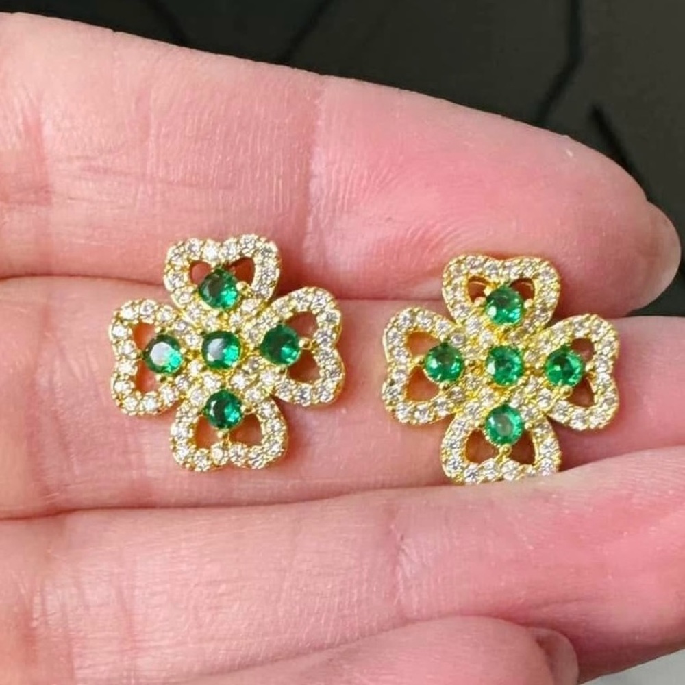 ✨ Green Crystal Shamrock Stud Earrings – Everyday Sparkle Statement Jewelry ✨